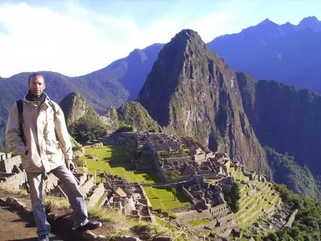 Un voyageur de Solidaire Inca Tour devant la citadelle du Machu Picchu